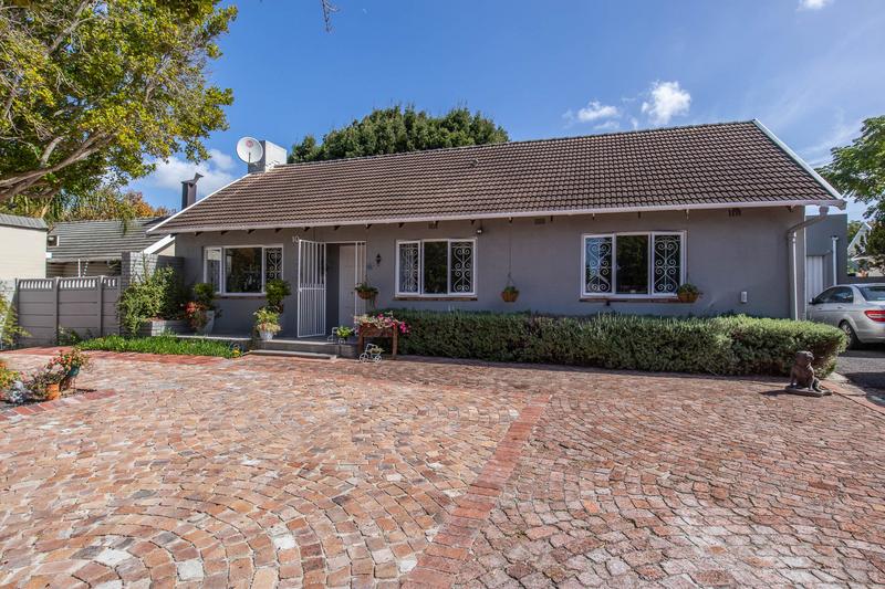 To Let 3 Bedroom Property for Rent in Meadowridge Western Cape